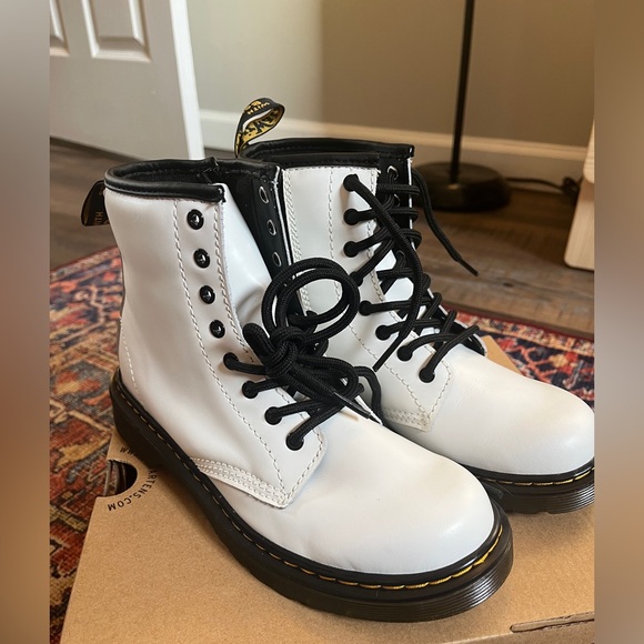 NEW tags removed white KIDS Dr. Martens (comparable to women’s 5 lighter weight) - Picture 2 of 6